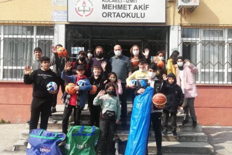 Kocaeli Izmit Belediyesinin spor malzeme destegiyle ögrencilerin dersleri renkleniyor