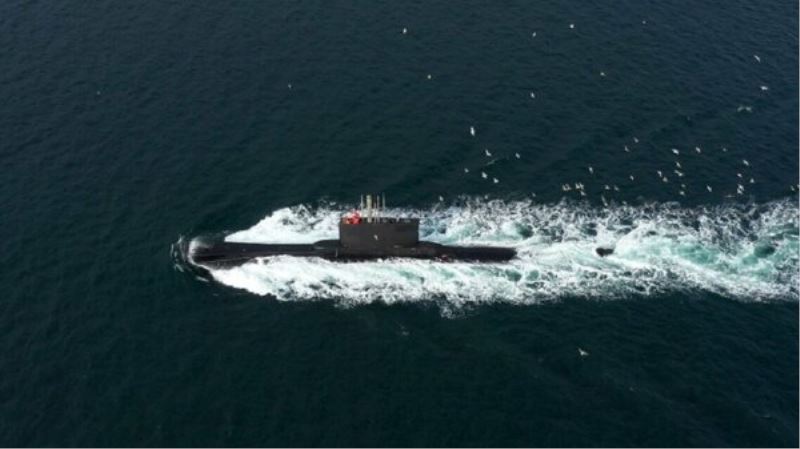 Türk denizaltisi Istanbul Bogazi’ndan böyle geçti
