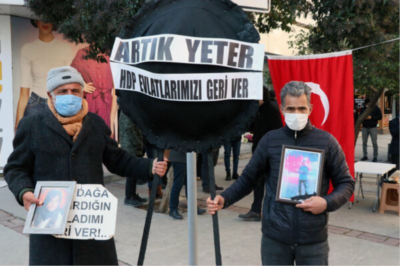 Evlat nöbeti tutan aileler HDP Izmir Il Baskanligina siyah çelenk birakti