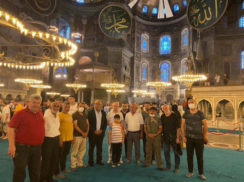 Basaksehir Kaymakami, Hosdereli Romanlar ile Ayasofya Camiinde bulustu